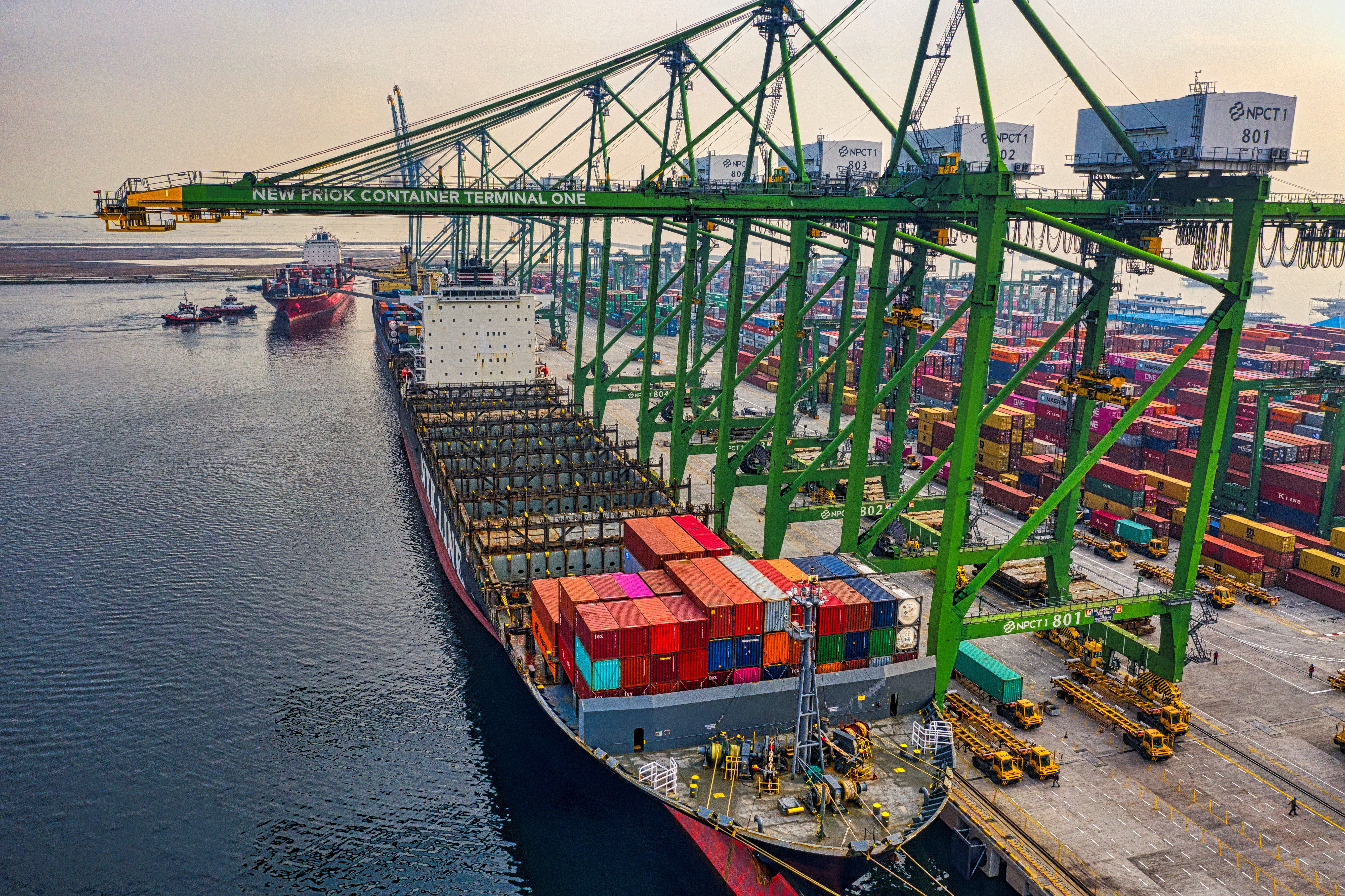 Difference between FOB and EXW in International Trade